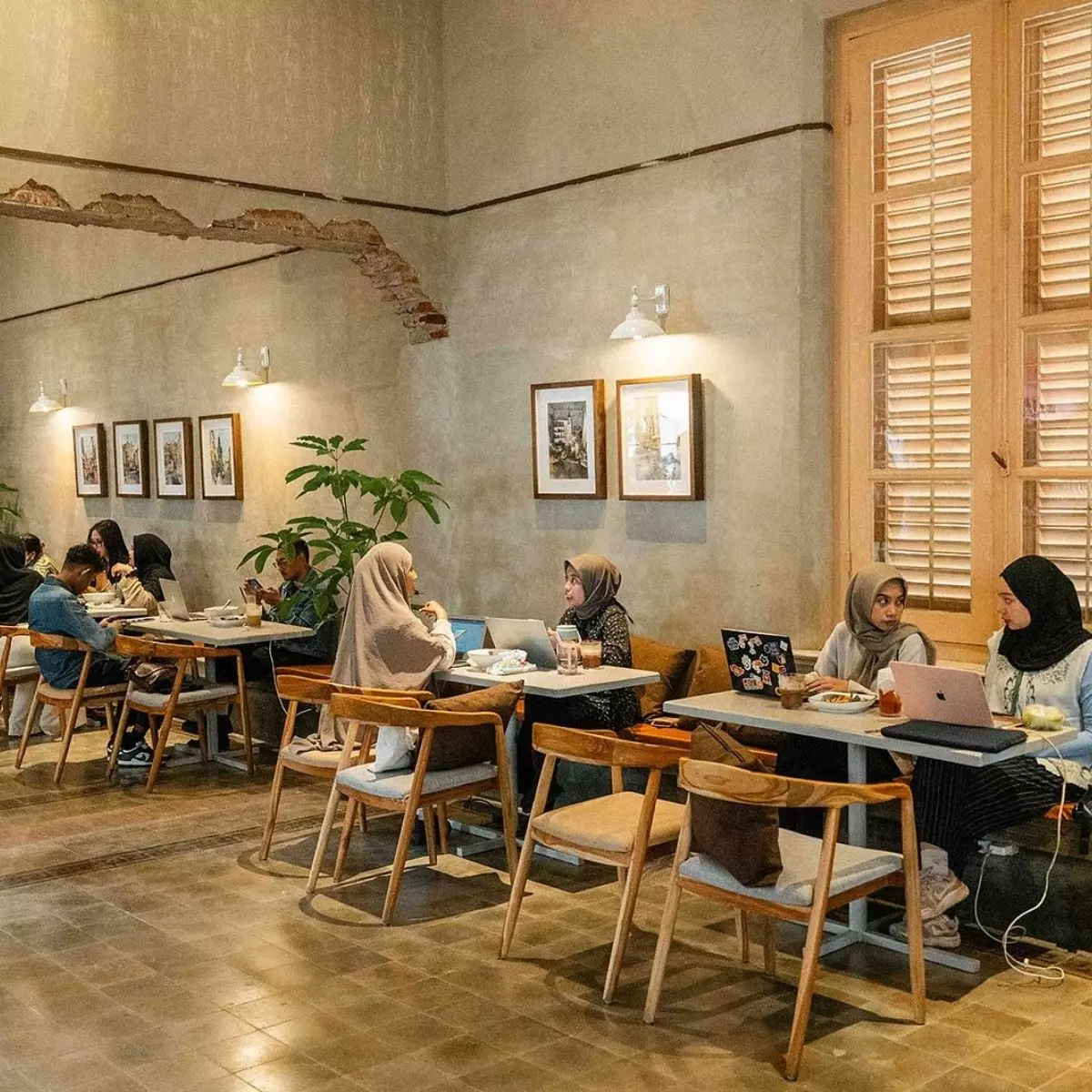 Suasana Kafe yang Nyaman dan Estetis