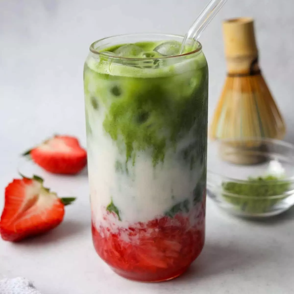 Apa Itu Strawberry Matcha Latte?