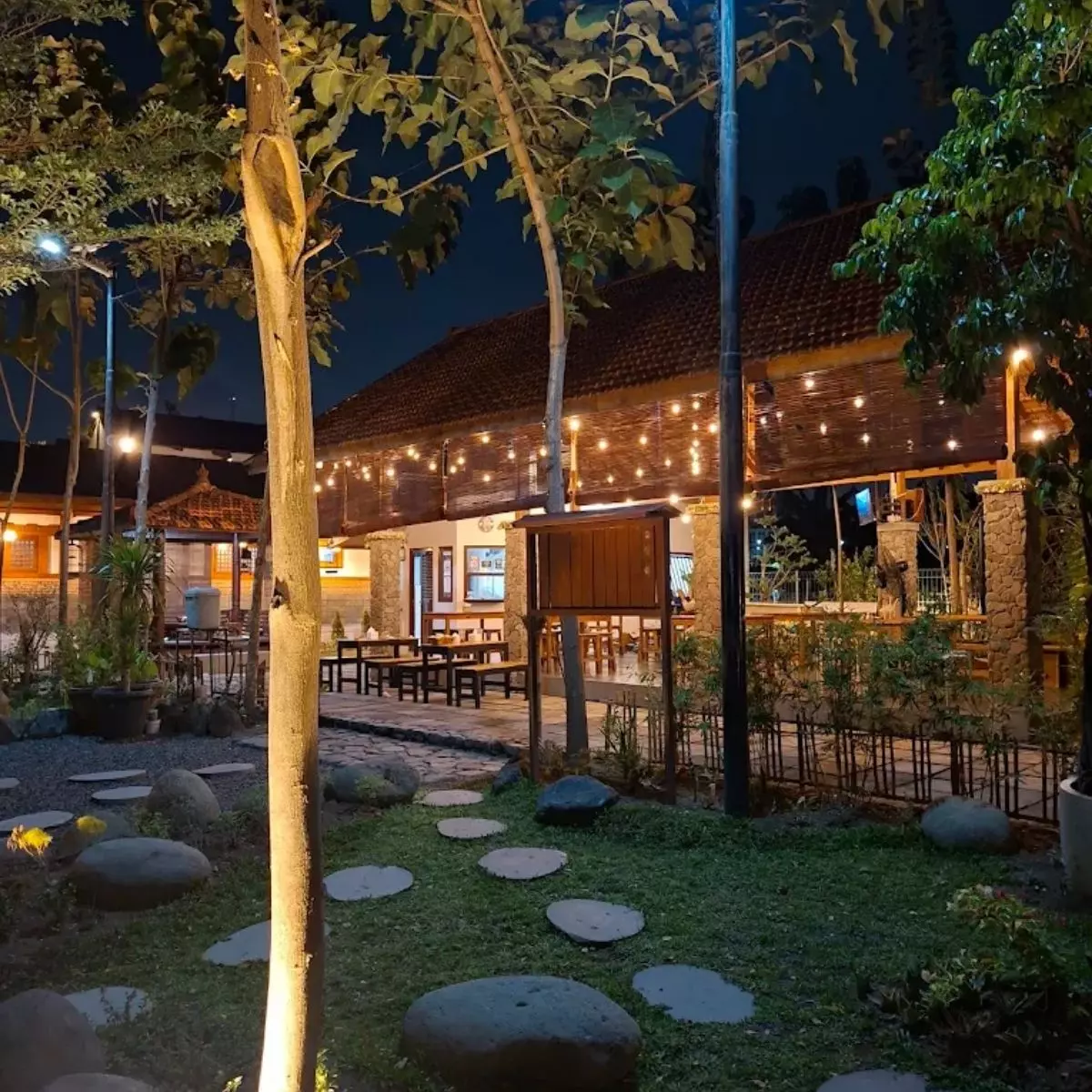 Lokasi dan Jam Operasional