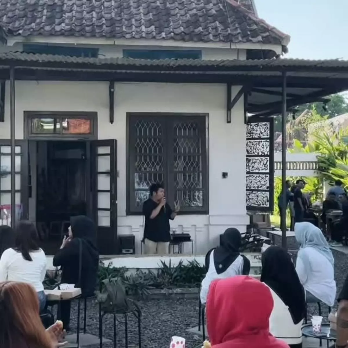 Jam Buka dan Info Kontak