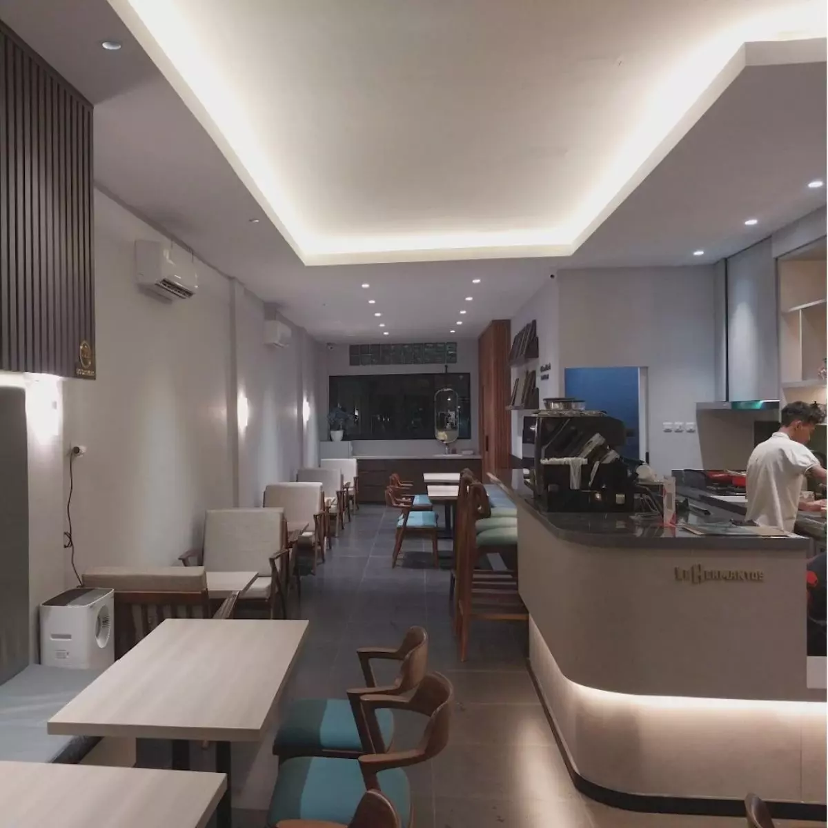 Le Hermantos Cafe & Eatery