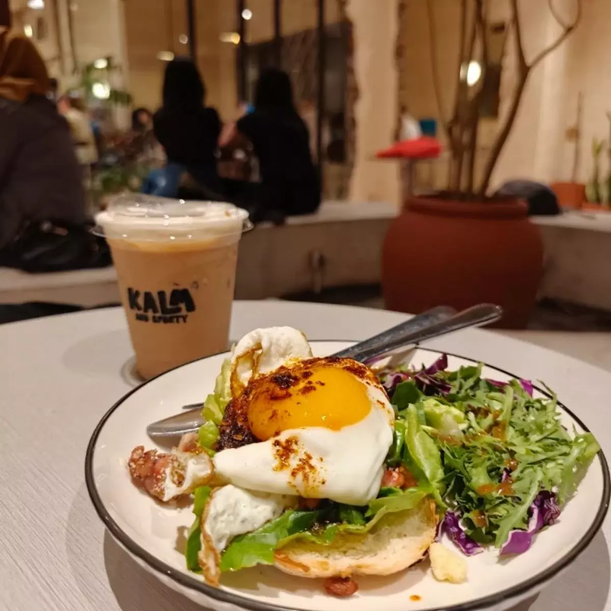 Aktivitas yang Bisa Dilakukan di Kalm Cafe Surabaya
